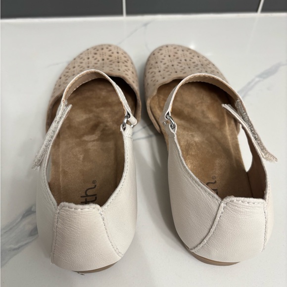 Earth Brynn Mary Jane Sandal Round Toe Beige Perforated Leather Size 8.5 - Picture 3 of 8